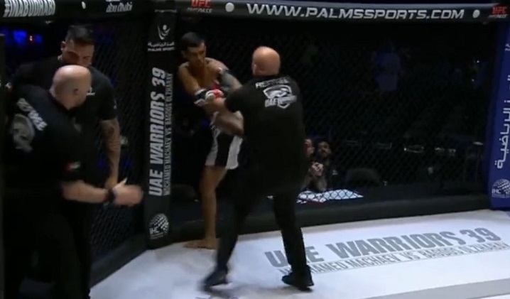 Lutador de MMA foi nocauteado em oito segundos e, desorientado, acabou agredindo o árbitro (Foto: Reprodução)