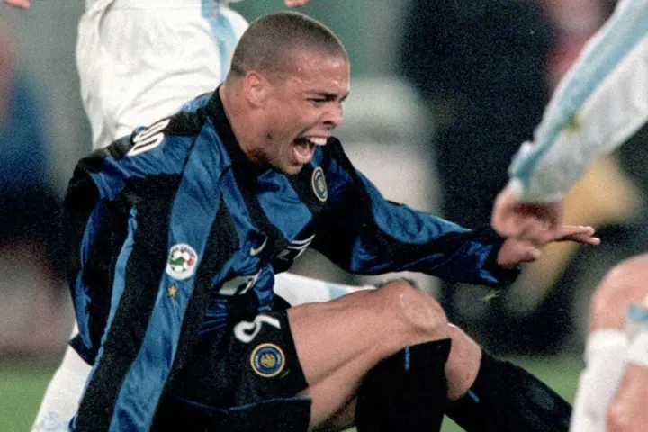 Lesão sofrida por Ronaldo, em 1999, na Inter (Foto: Reprodução)