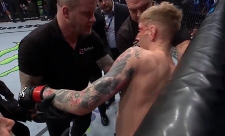 Vídeo: no UFC 286, inglês é nocauteado de forma brutal, e desorientado, quase luta com árbitro; veja
