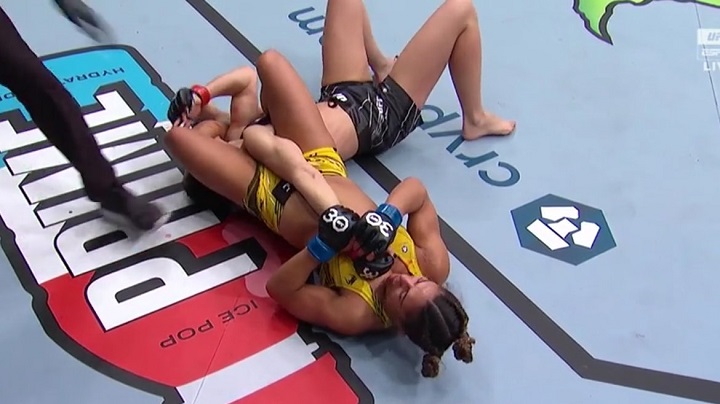 Tabatha Ricci venceu a americana Jessica Penne no card do UFC 285 (Foto: Reprodução/UFC)