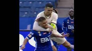 Ronaldo aplicou um mata-leão no ex-jogador do Flamengo pelo campeonato na Arábia Saudita (Foto: Reprodução)