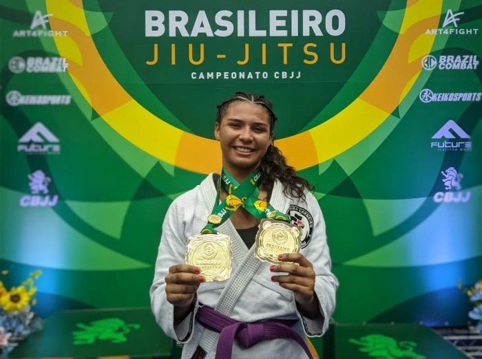 Giovanna Carneiro, da GFTeam, faturou o ouro duplo na faixa-roxa (Foto CBJJ)
