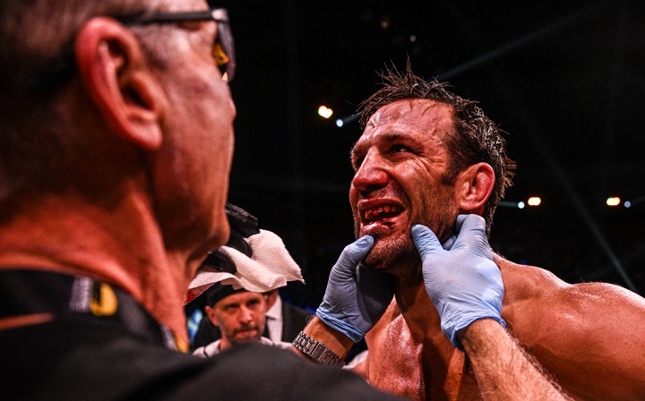 Ex-campeão do UFC mostra cara deformada após derrota e diz: ‘Boxe sem luvas nunca mais’
