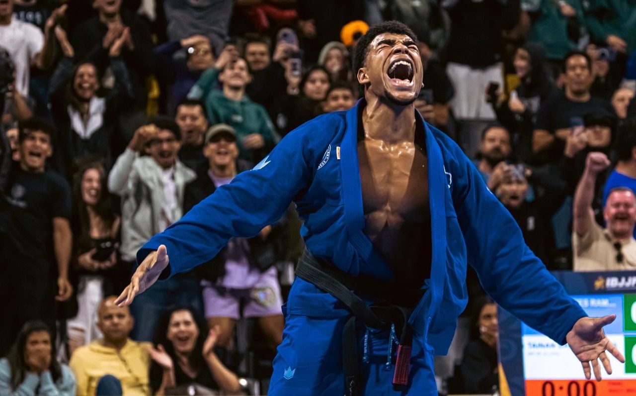 Mundial de Jiu-Jitsu 2023: Rafael Borges e Isabely Lemos brilham com ouro  duplo na faixa-roxa - TATAME