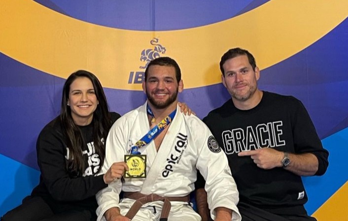 Kyra Gracie e Roger acompanharam de perto o título de Rayron Gracie no Mundial de Jiu-Jitsu 2023 (Foto: Reprodução/Instagram)