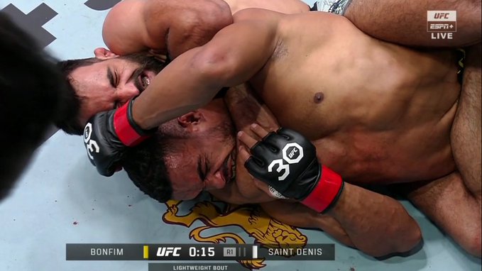 Em ação no UFC Vegas 76, promessa brasileira é finalizada a 12 segundos do fim do round; confira