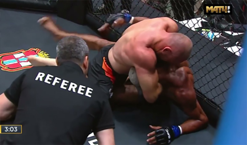 Ex-UFC, Alex Cowboy foi finalizado pelo russo Alexander Shlemenko em duelo realizado na Rússia (Foto: Reprodução)