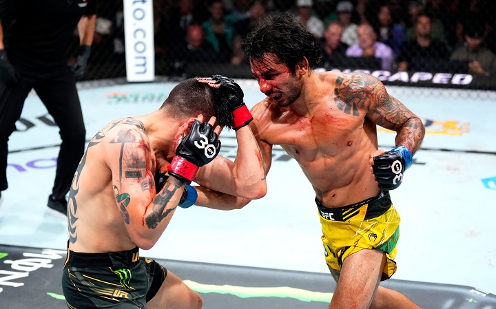 Alexandre Pantoja e Brandon Moreno fizeram a "Luta da Noite" no UFC 290 (Foto: Divulgação/UFC)