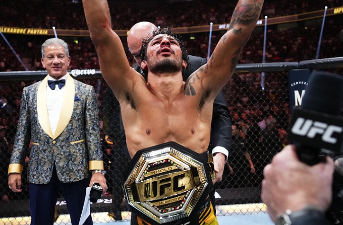 Alexandre Pantoja conquistou o cinturão peso-mosca ao derrotar Brandon Moreno no UFC 290 (Foto: Divulgação/UFC)
