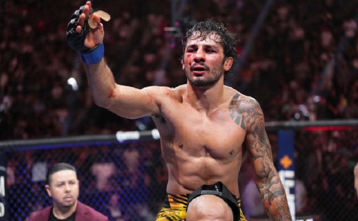 Novo campeão do UFC, Alexandre Pantoja exalta mãe e desabafa: ‘Está orgulhoso de mim agora, pai?’