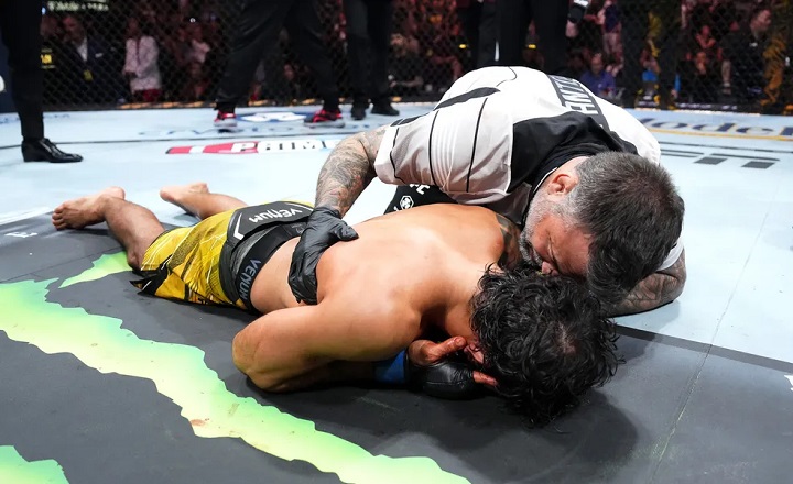 Alexandre Pantoja relembrou as dificuldades que enfrentou antes de conquistar o cinturão peso-mosca no UFC 290 (Foto: Divulgação/UFC)