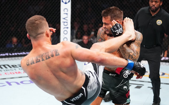 Justin Gaethje nocauteou Dustin Poirier no UFC 291 após acertar um belo chute alto (Foto: Divulgação/UFC)