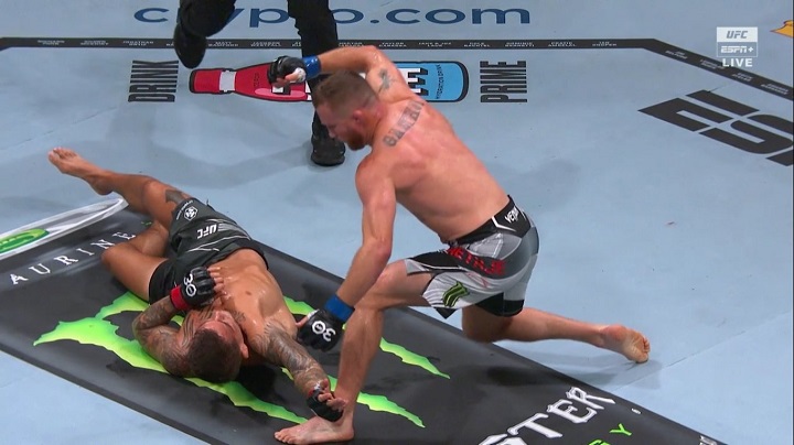 Justin Gaethje ‘desmonta’ Poirier com nocaute antológico e choca o mundo do MMA no UFC 291; veja