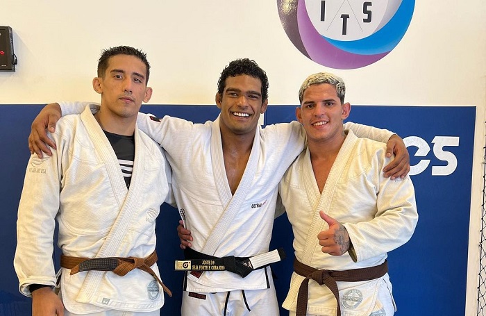 Gabriel Veloso e Gabriel Galvão ao lado do faixa-preta Marcos Petcho, um dos mais experientes do time (Foto divulgação)