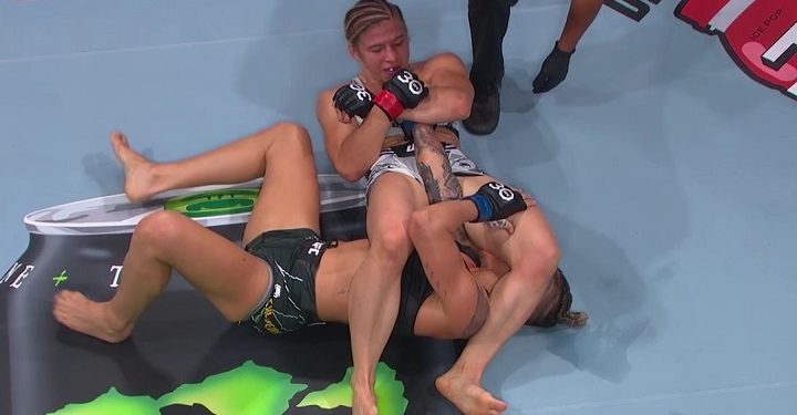 Brasileira Priscila Cachoeira foi finalizada por Miranda Maverick no card preliminar do UFC 291 (Foto: Reprodução/UFC)