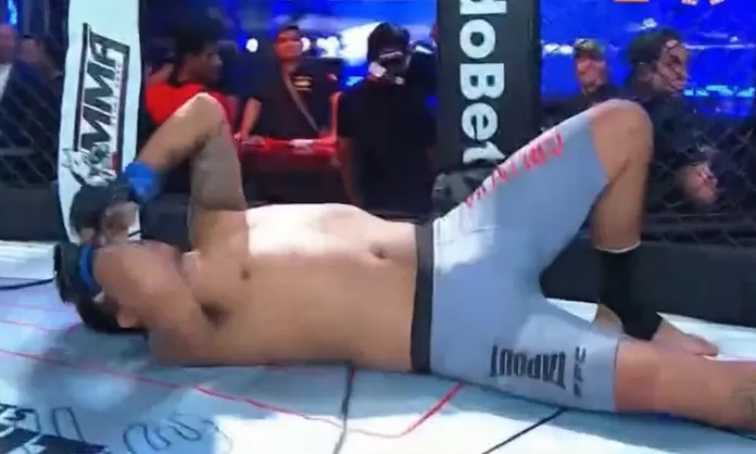 Lesão bizarra terminou luta de MMA no Peru (Foto reprodução)