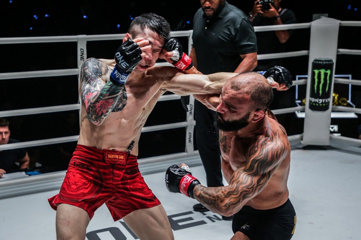 John Lineker nocauteou adversário sul-coreano no card do ONE Fight Night 13 (Foto: Divulgação/ONE)