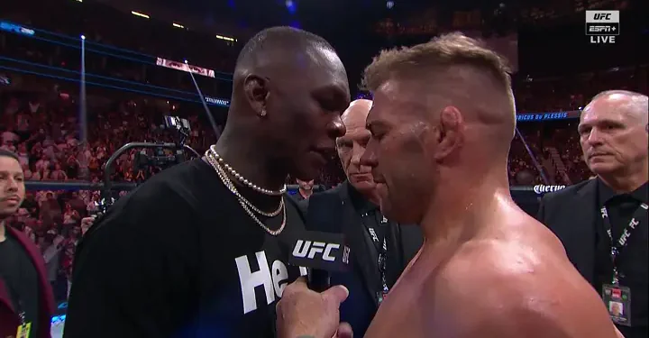 Israel Adesanya enfrentaria Dricus Du Plessis no UFC 293, mas um lesão afastou o sul-africano do combate, sendo substituído por Sean Strickland (Foto: Reprodução)