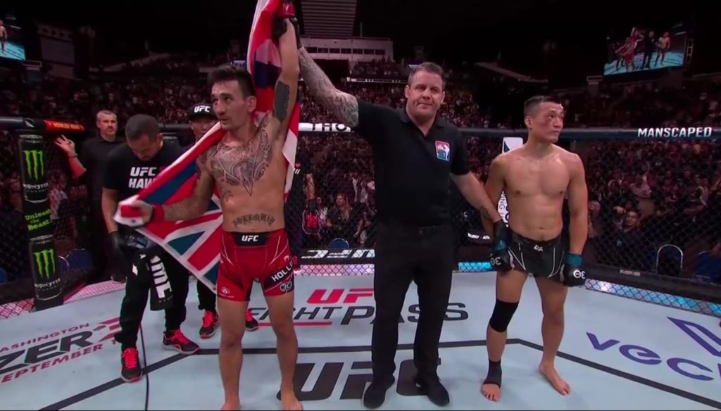 Max Holloway nocauteou o "Zumbi Coreano" na luta principal do UFC Singapura (Foto: Reprodução/UFC)