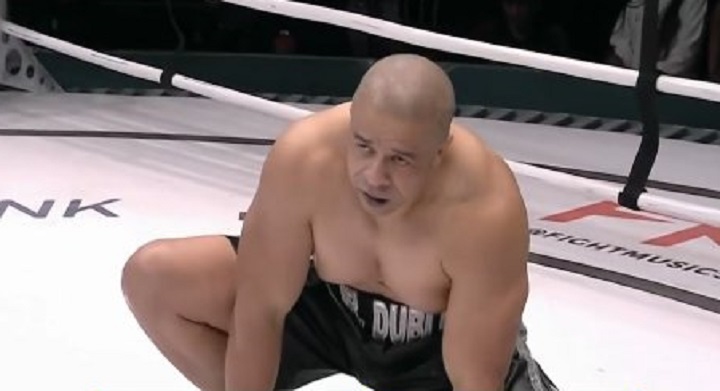 Junior Dublê foi nocauteado por Acelino Freitas, na luta principal do Fight Music Show 3 (Foto: Reprodução)