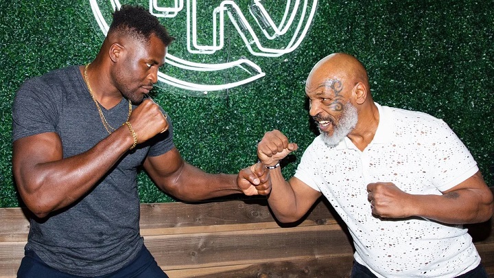 Ngannou comenta treinos de Boxe com Mike Tyson e faz desabafo: ‘Isso foi um erro’