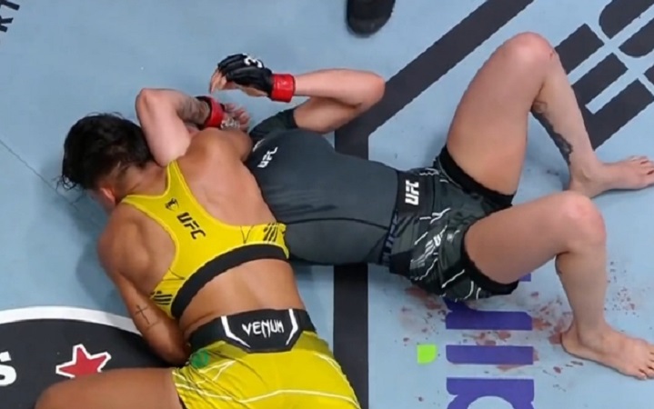 Iasmin Lucindo finalizou Polyana Viana com um katagatame no UFC Vegas 78 (Foto: Reprodução/UFC)