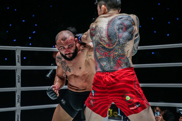 Incrível! John Lineker nocauteia rival faltando 4 segundos para fim da luta pelo ONE Championship