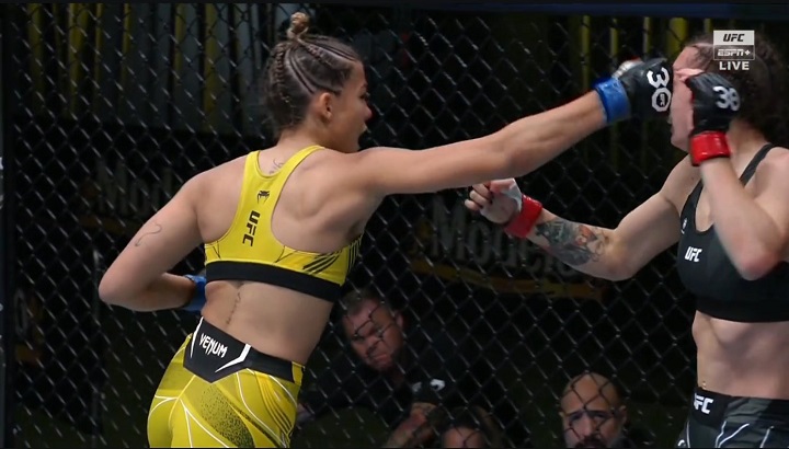 Brasileira Luana Santos deu show em sua estreia e nocauteou Juliana Miller no UFC Vegas 78 (Foto: Reprodução/UFC)