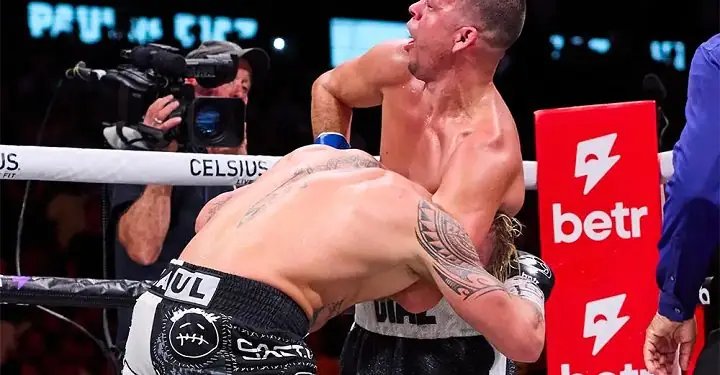 Lutador de MMA recém aposentado, Nate Diaz encaixou um guilhotina em Jake Paul em confronto de Boxe entre os dois (Foto: Reproução/Instagram)
