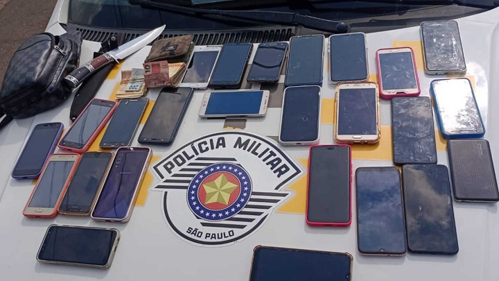 Diversos celulares foram encontrados com os lutadores no momento da prisão (Foto: Divulgação/ Batalhão de Choque de Campo Grande)