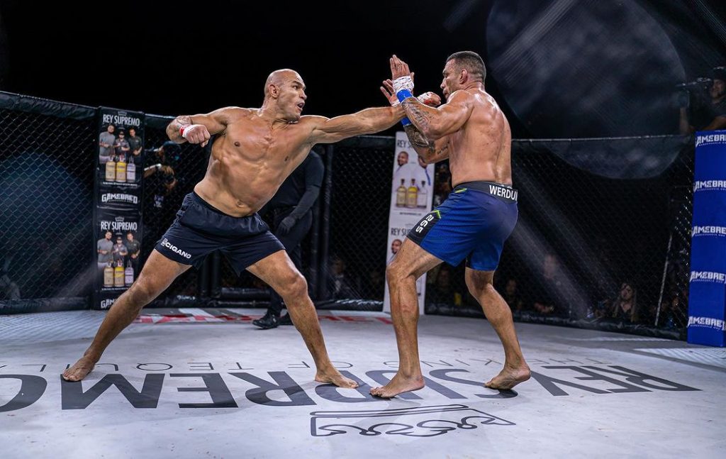 Em duelo ex-campeões do UFC, Cigano castigou rival no duelo no MMA sem luvas e saiu vencedor da revanche contra Werdum (Foto: Reprodução/Gamebred FC)