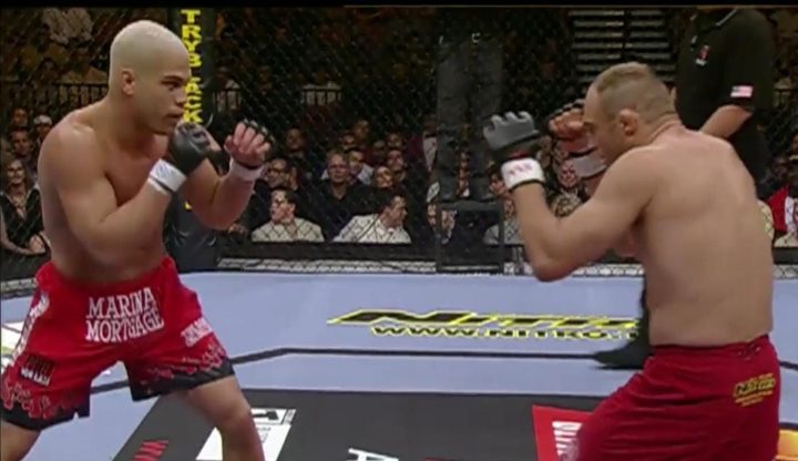 Desafetos de Dana White, Randy Couture e Tito Ortiz se enfrentaram em 2003 no UFC 44 com vitória de Couture do decisão unânime dos jurados(Foto: Reprodução)