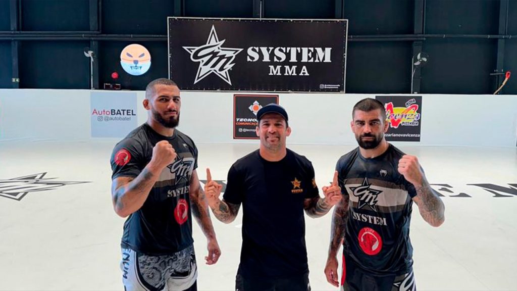 Vitor Petrino, o treinador Cristiano Marcello e Elizeu Capoeira: trio está pronto para o UFC São Paulo (Foto divulgação)