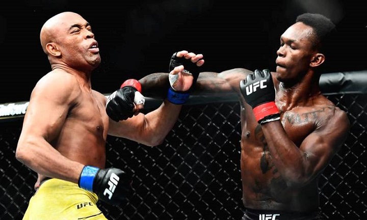 Anderson Silva e Israel Adesanya se enfrentaram em 2019, com vitória do nigeriano por decisão unânime (Foto: Divulgação/UFC)