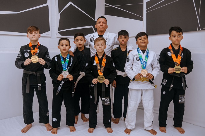Pietro (na ponta esquerda) junto do time da White House Jiu-Jitsu School (Foto divulgação)