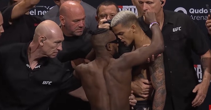 Manel Kape e Felipe dos Santos protagonizaram encarada tensa na pesagem (Foto: Reprodução/UFC)