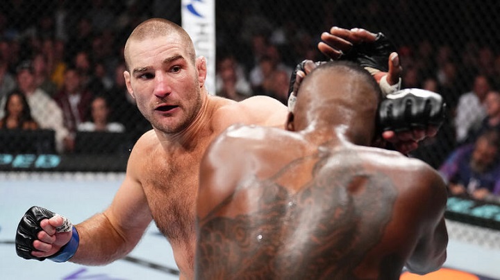 Israel Adesanya vem de derrota para Sean Strickland no UFC 293 (Foto: Divulgação/UFC)