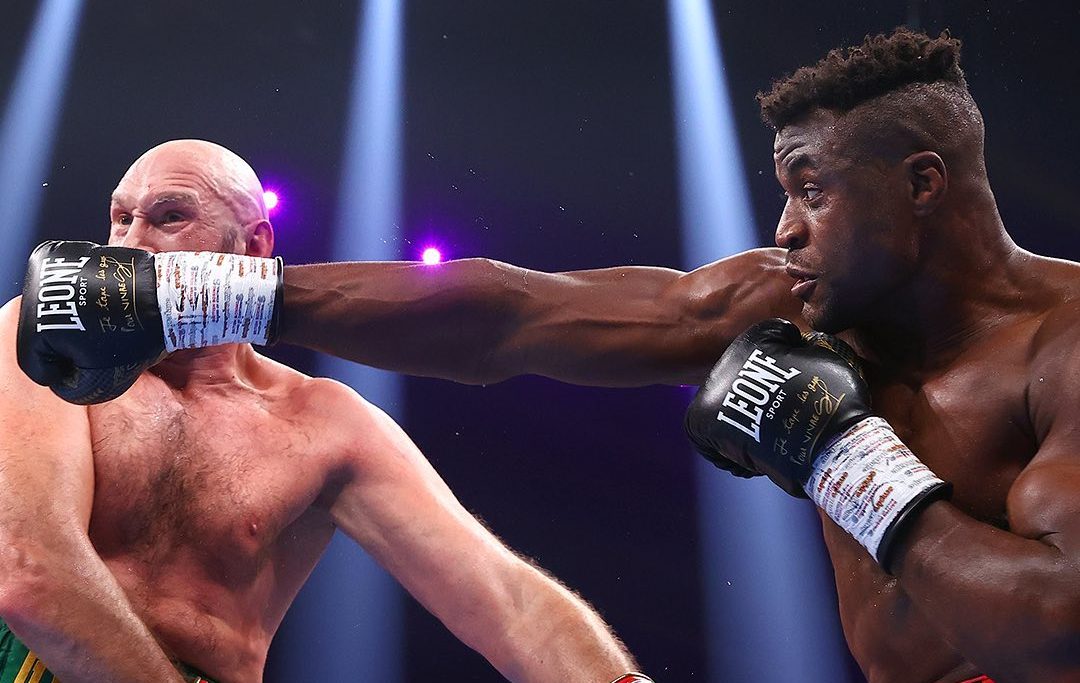 Ngannou perdeu por decisão dividida para Fury em uma superluta de Boxe (Foto: Divulgação/Top Rank)