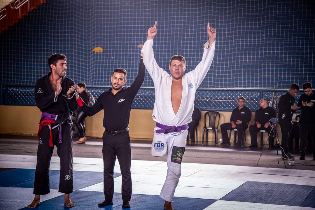 Competindo contra atletas sem deficiência, PcD Rodolfo Tavares celebra sucesso no Jiu-Jitsu