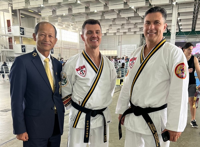 Mestre Paulo Fraga (ao centro) é um dos expoentes do Taekwondo brasileiro (Foto divulgação)