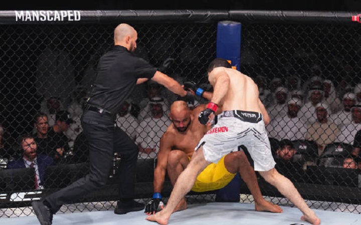 Ikram Aliskerov não deu chances a Warlley Alves e nocauteou o brasileiro no UFC 294 (Foto: Divulgação/UFC)