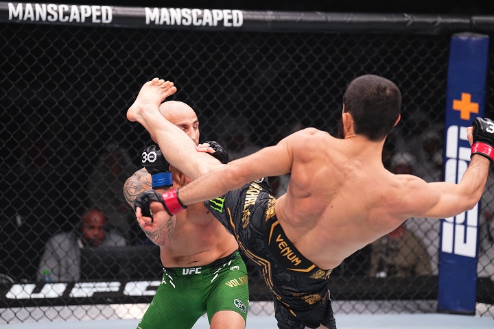 Chute espetacular de Makhachev ‘abre caminho’ para vitória sobre Volkanovski no UFC 294; veja