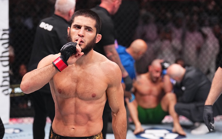 Campeão peso-leve, Islam Makhachev afirmou que não tem desejo em fazer revanches no UFC (Foto: Divulgação/UFC)