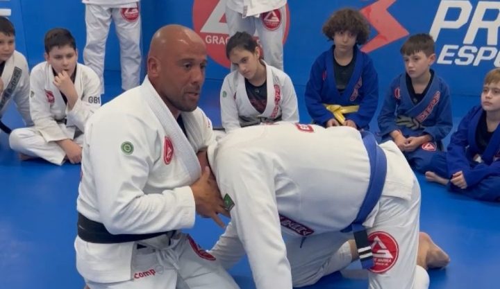 Após grave acidente, faixa-preta de Jiu-Jitsu ajuda crianças para retribuir ‘milagre’