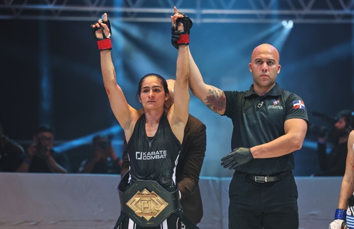 Stephanie Oliveira se tornou a primeira mulher campeã no Karate Combat (Foto: Divulgação)