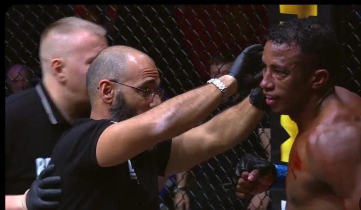 Com um grave ferimento na orelha o brasileiro Vinicius Cruz foi derrotado por interrupção médica em evento do MMA na Rússia (Foto: Reprodução)