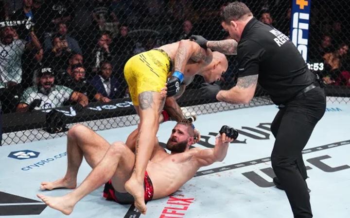 Jiri Prochazka surpreendeu ao dizer que árbitro agiu corretamente ao intervir em duelo contra Alex Poatan no UFC 295 (Foto: Divulgação/UFC)