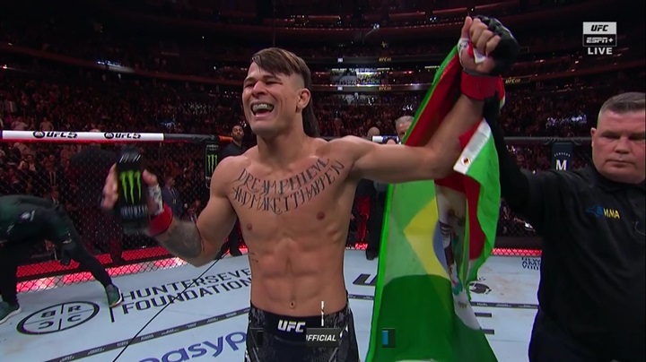 UFC 295: rápido e letal, brasileiro ‘massacra’ adversário com nocaute e dá show no card; assista