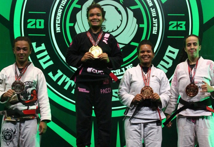 Maria Luiza (no topo do pódio) brilhou durante a competição (Foto CBJJE)