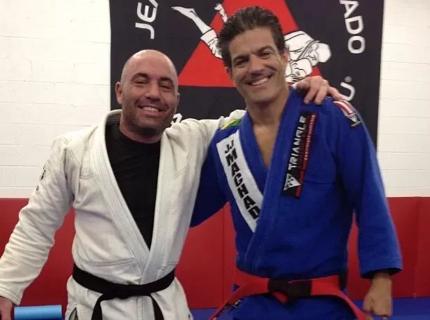 Joe Rogan é bom de Jiu-Jitsu? Faixa-preta comenta sobre treinamento: ‘Arranca a cabeça’